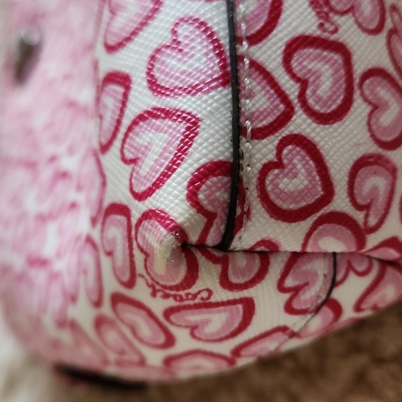 Adorable Coach Heart Leather Cosmetics Bag ❤️💄🩷 - Picture 13 of 15